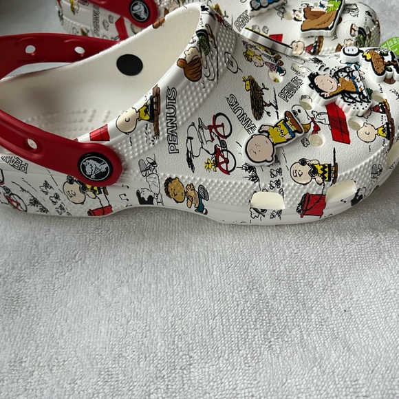 CROCS Shoes Crocs Unisex Classic Peanuts Charlie Brown Snoopy And